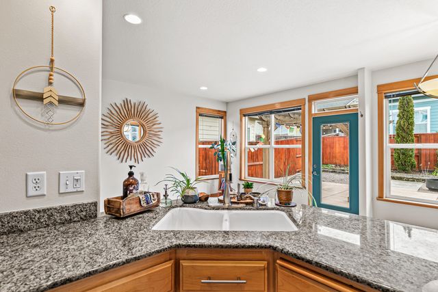 2684 Clay Creek Way, Ashland, OR 97520