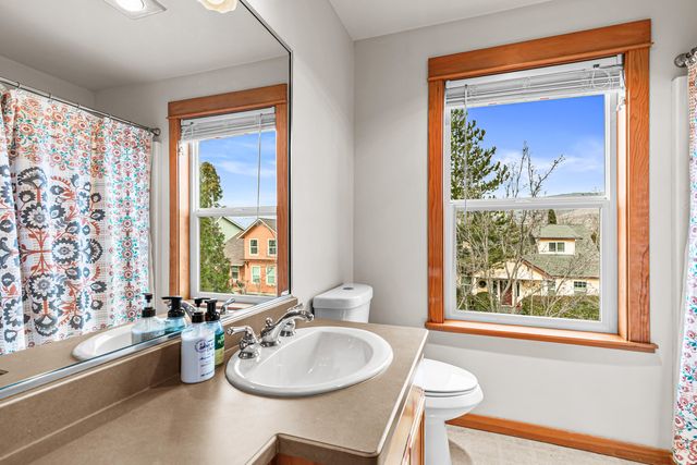 2684 Clay Creek Way, Ashland, OR 97520