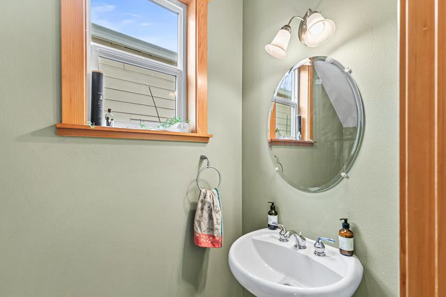 2684 Clay Creek Way, Ashland, OR 97520