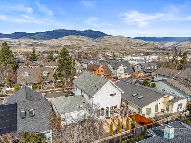 2684 Clay Creek Way, Ashland, OR 97520