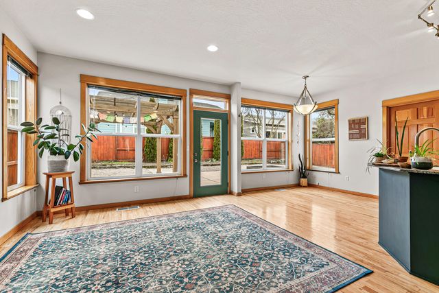 2684 Clay Creek Way, Ashland, OR 97520