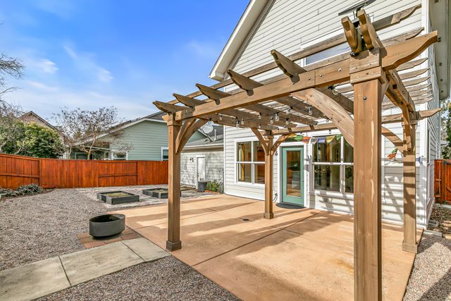 2684 Clay Creek Way, Ashland, OR 97520