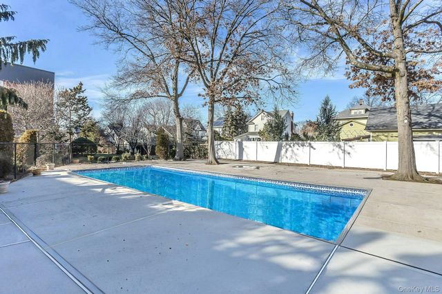 75 Noble 121, Lynbrook, NY 11563