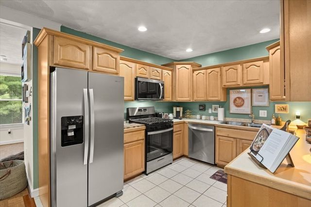 24 Union St D, Rockland, MA 02370