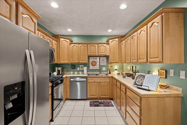 24 Union St D, Rockland, MA 02370
