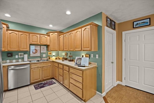 24 Union St D, Rockland, MA 02370