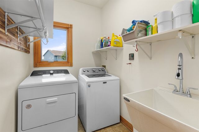 1006 4th Avenue NW, Altoona, IA 50009