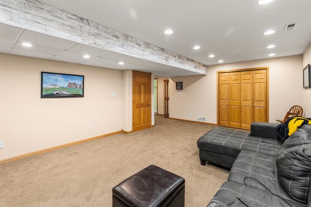1006 4th Avenue NW, Altoona, IA 50009