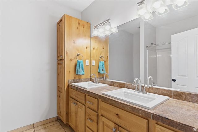 4921 W WOODRIDGE DR, South Jordan, UT 84009