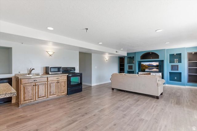 4921 W WOODRIDGE DR, South Jordan, UT 84009