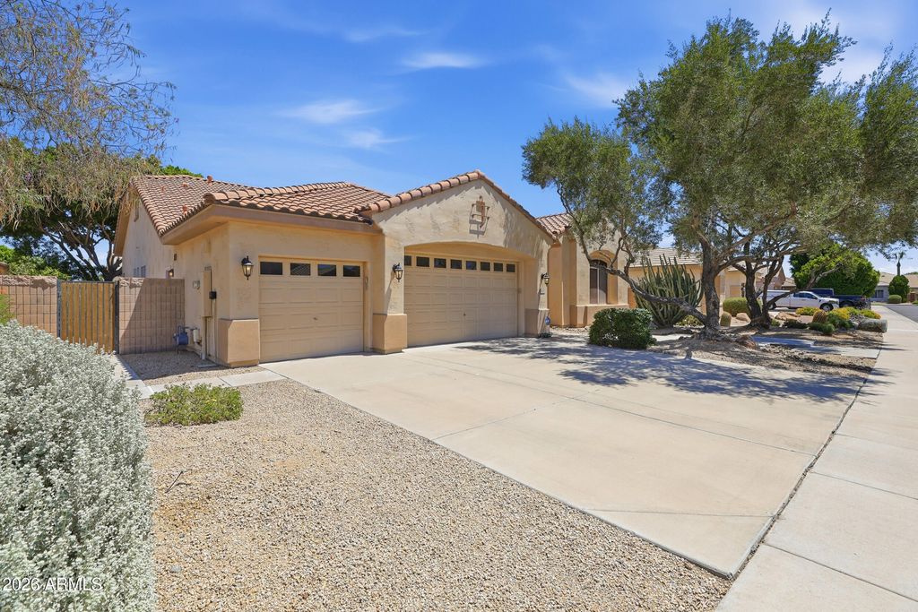 8056 W LOUISE Drive, Peoria, AZ 85383 — photo 4