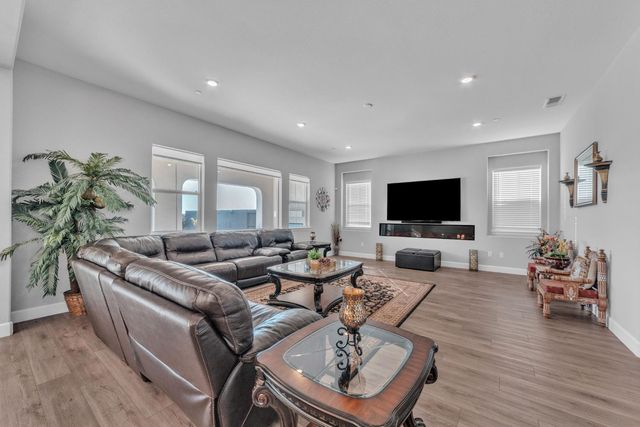 4785 Villa Verde Dr, Folsom, CA 95630