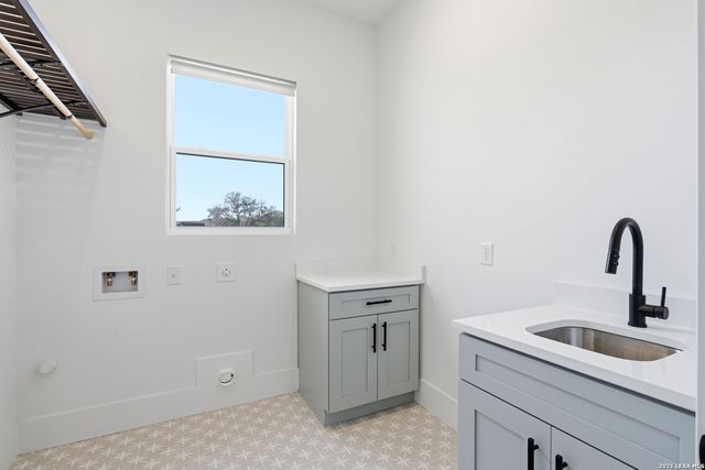389 RIO CIR, Pipe Creek, TX 78063