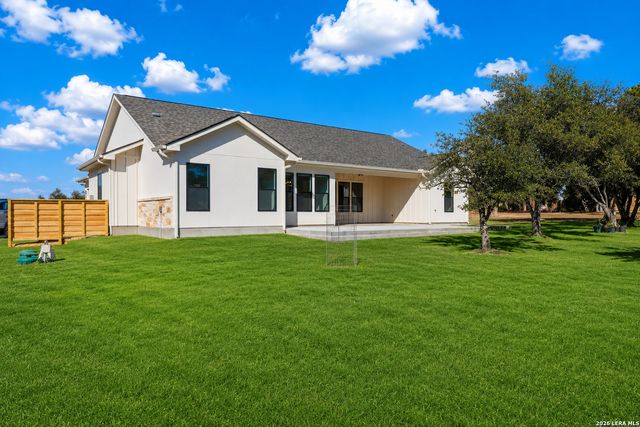 389 RIO CIR, Pipe Creek, TX 78063