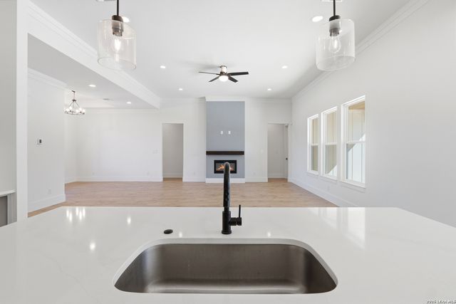 389 RIO CIR, Pipe Creek, TX 78063