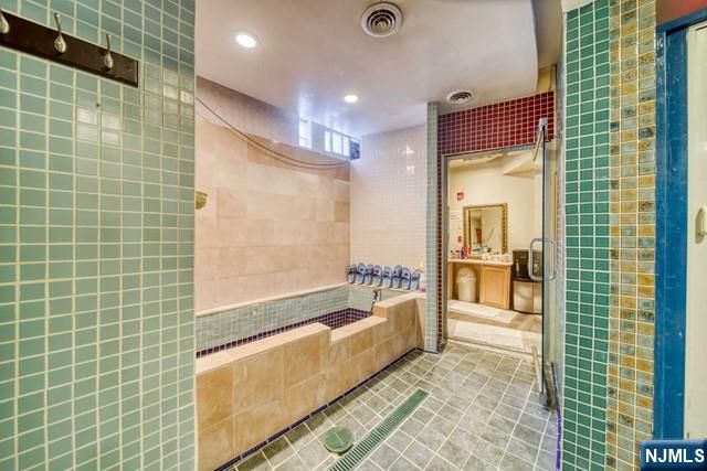 24-32 Dempsey Avenue, Edgewater, NJ 07020