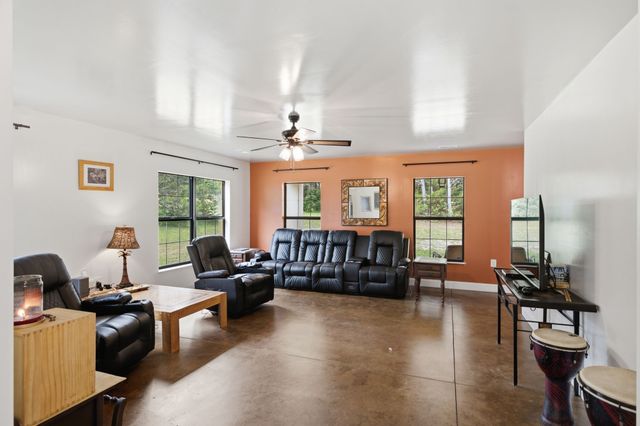 1405 Trace Creek Rd, Hohenwald, TN 38462