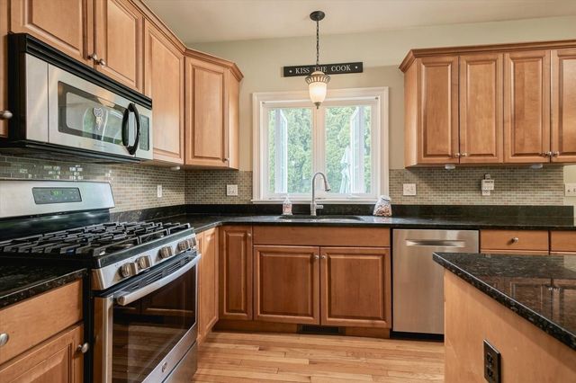 24 Monroe St, Amesbury, MA 01913