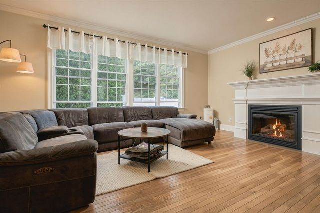 24 Monroe St, Amesbury, MA 01913