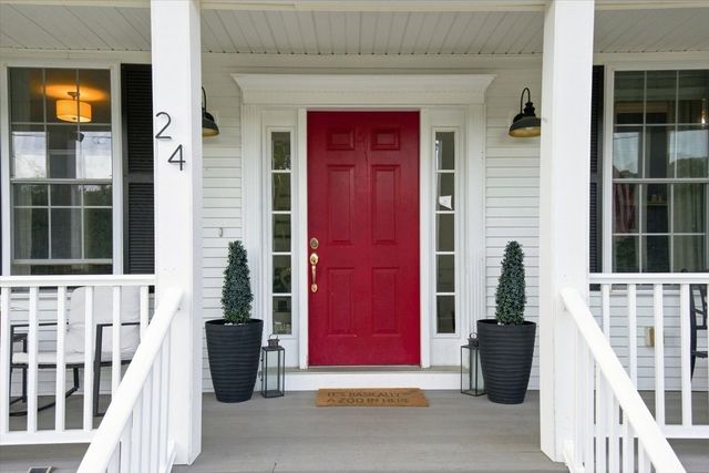 24 Monroe St, Amesbury, MA 01913