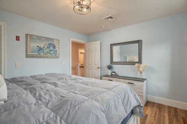 24 Monroe St, Amesbury, MA 01913