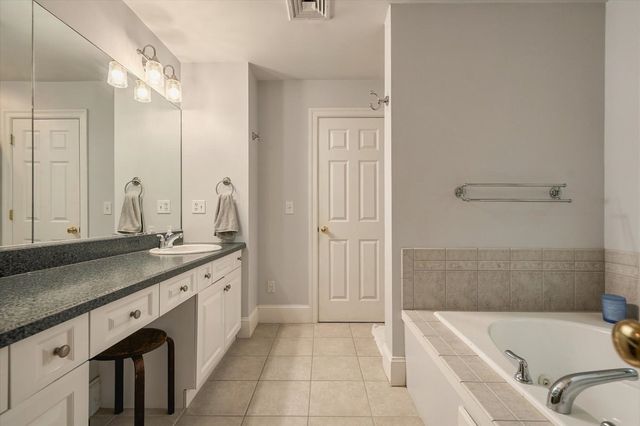 24 Monroe St, Amesbury, MA 01913