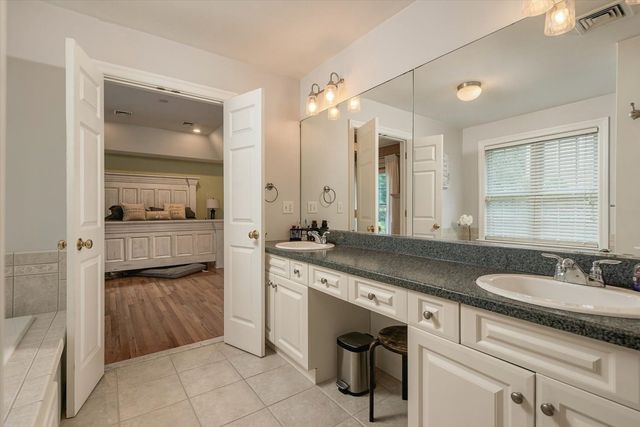 24 Monroe St, Amesbury, MA 01913