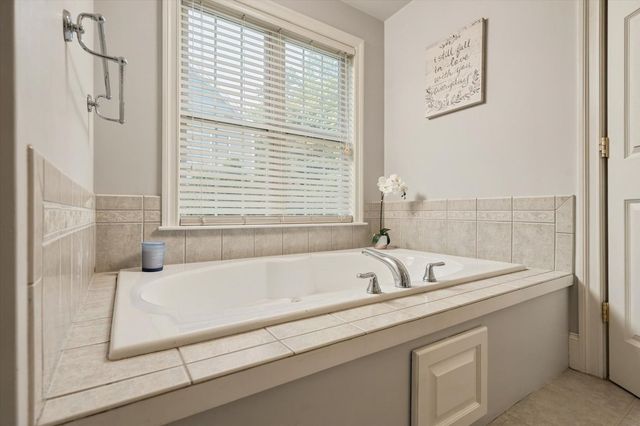 24 Monroe St, Amesbury, MA 01913