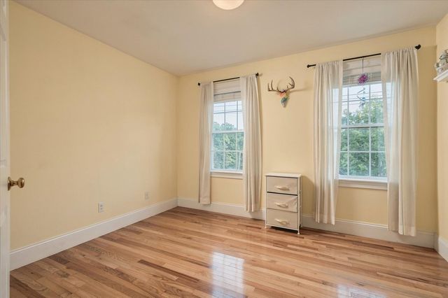 24 Monroe St, Amesbury, MA 01913