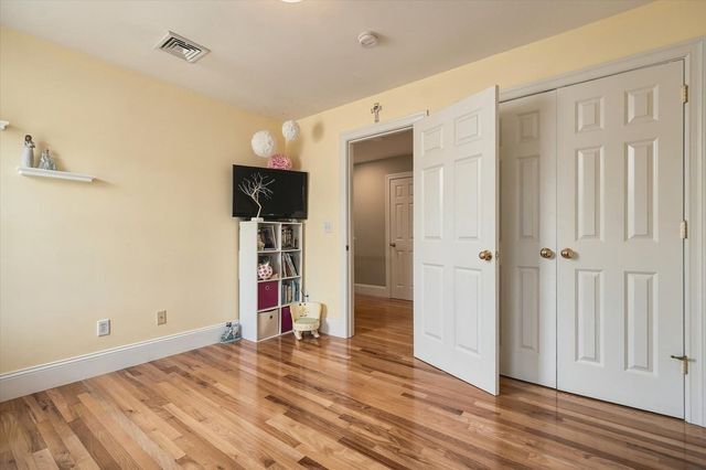 24 Monroe St, Amesbury, MA 01913