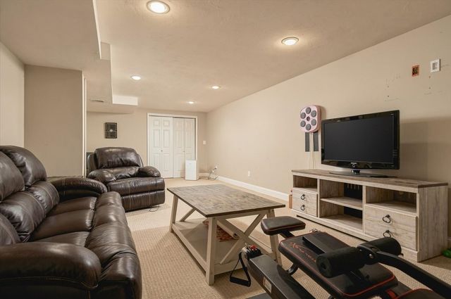 24 Monroe St, Amesbury, MA 01913