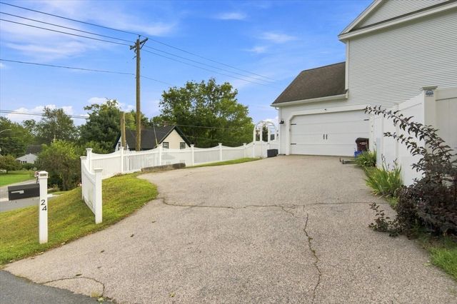 24 Monroe St, Amesbury, MA 01913