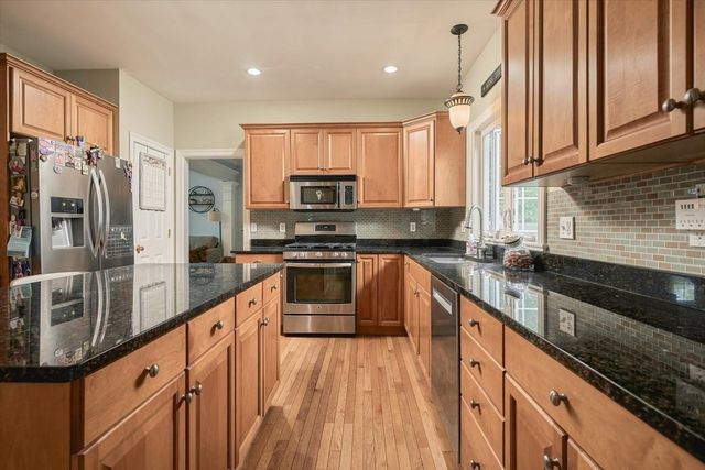 24 Monroe St, Amesbury, MA 01913
