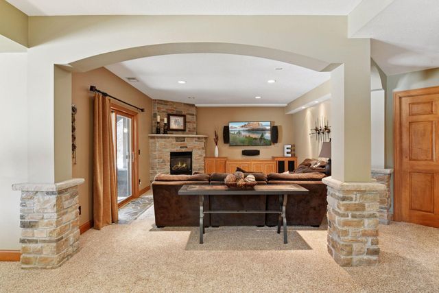 3142 Bavaria Hills Trail, Chaska, MN 55318