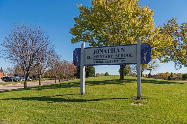 3142 Bavaria Hills Trail, Chaska, MN 55318