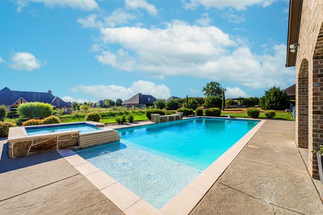 321 Bear Country Drive, Aledo, TX 76008