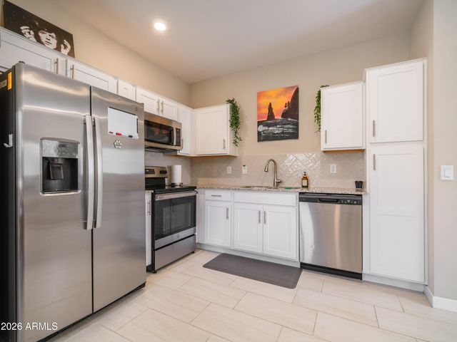 2170 W HARMONT Drive, Phoenix, AZ 85021