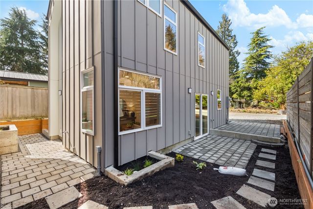 2935 39th Avenue SW, Seattle, WA 98116