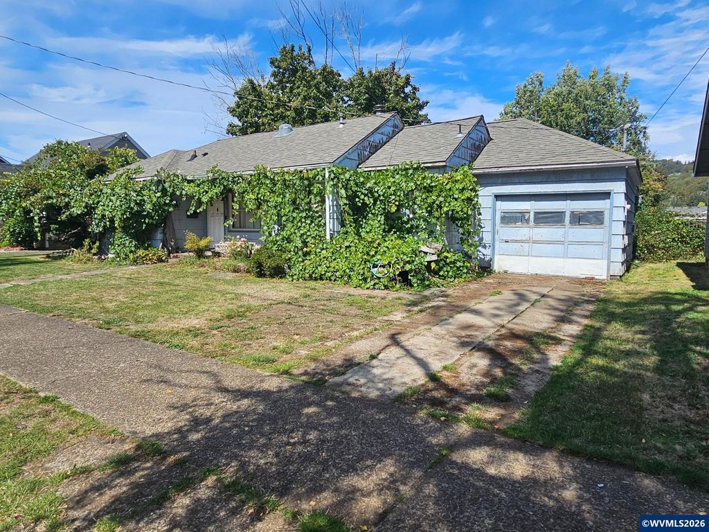 Image 1 of property listing at 427 NE Yamhill St, Sheridan, OR 97378