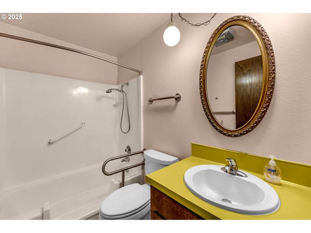 3704 Ne 45TH St, Vancouver, WA 98661