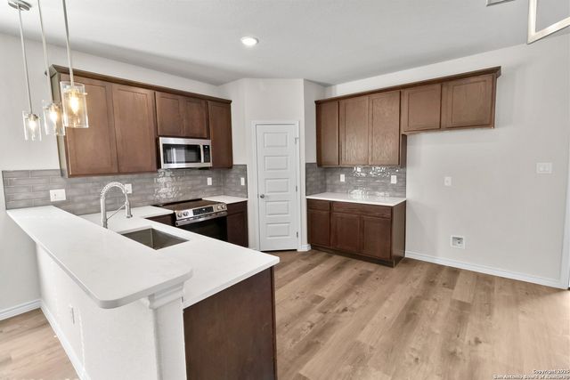 804 W HUNTINGTON ST, Beeville, TX 78102