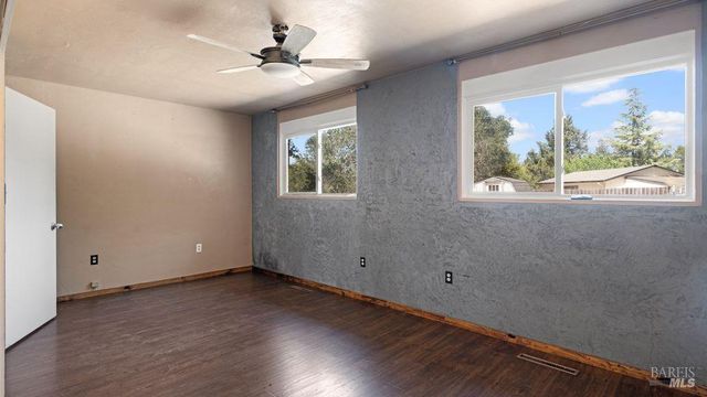 40 El Rancho Dr, Cloverdale, CA 95425