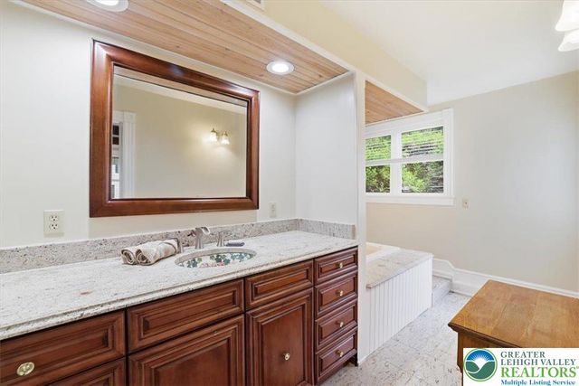 3585 Fairyland Road, Franklin Twp, PA 18235