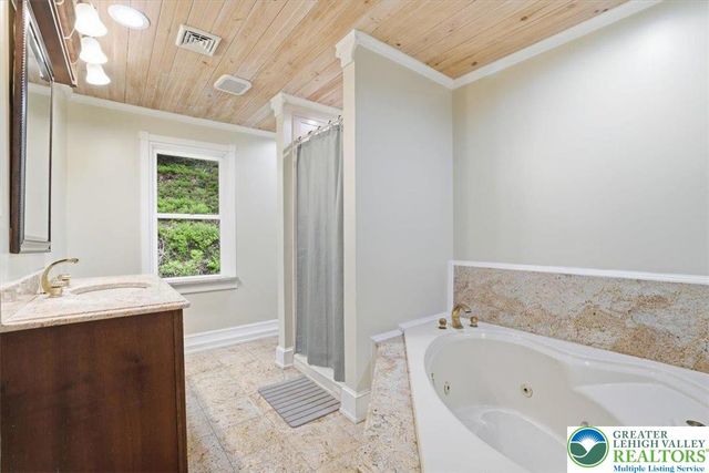 3585 Fairyland Road, Franklin Twp, PA 18235