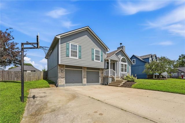 911 Wildwood Drive, Pleasant Hill, MO 64080