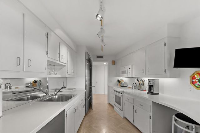 100 Sunrise Avenue 212, Palm Beach, FL 33480