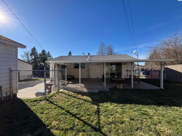 1310 NW Douglas Dr, Pullman, WA 99163