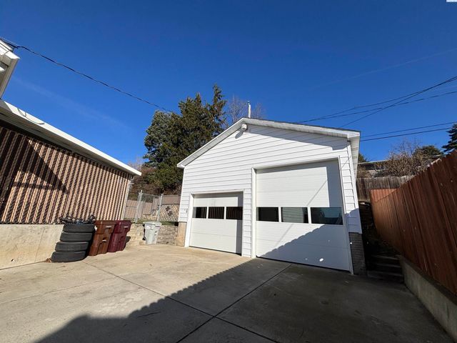 1310 NW Douglas Dr, Pullman, WA 99163