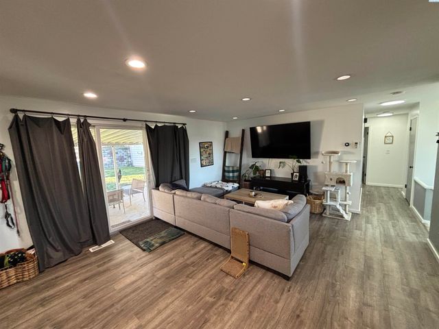 1310 NW Douglas Dr, Pullman, WA 99163