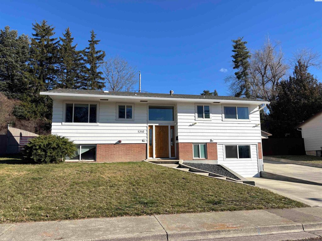 1310 NW Douglas Dr, Pullman, WA 99163